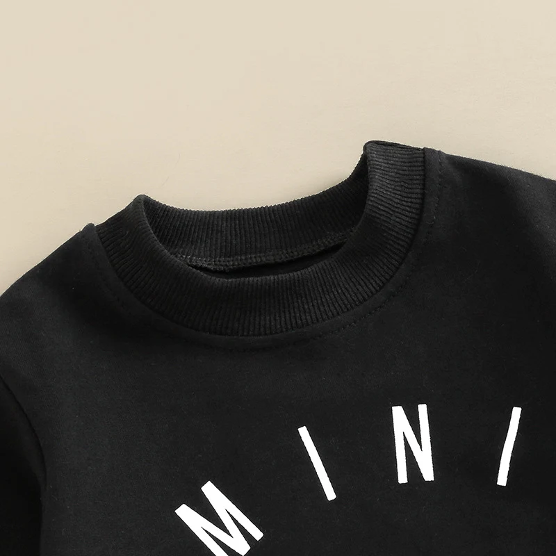 Çocuk Denim Harf Uzun Kollu İki Parçalı Takım. Rahat ve şık, çocuklarınız için mükemmel gündelik giyim seçeneği. Okul ve oyun için ideal.