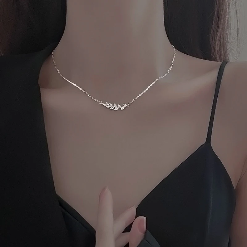 Collier pendentif feuille d'olivier femme, un bijou de mode élégant. Un accessoire raffiné pour sublimer votre tenue. Symbole de paix et de beauté. Un cadeau parfait.