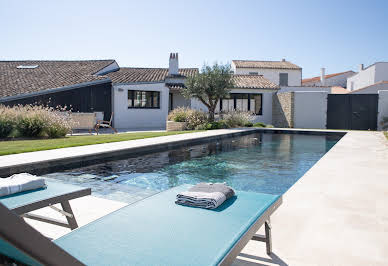 Villa with pool and garden 3