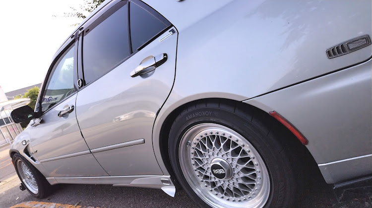 アルテッツァのCピラー・ピラーエンブレム・自作オーナメント・カーボン・BBS RSに関するカスタム事例の投稿画像1枚目