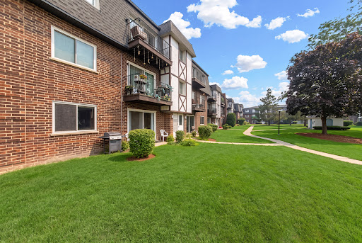 Brick building with balcony and lawn - Prestige apartment / penthouse for sale in Des Plaines, 2 bedrooms