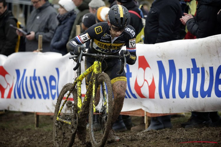 Materiaalpech houdt Wout van Aert van zege in Geraardsbergen