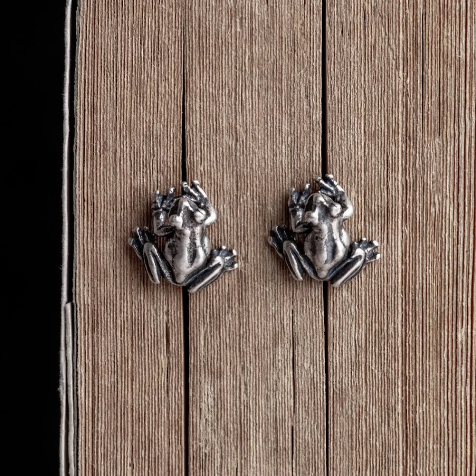 Boucles d'oreilles clous grenouille vintage en argent sterling 925, un bijou adorable pour accessoiriser votre look avec élégance.