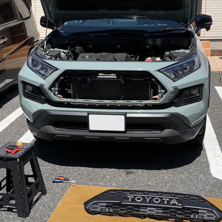 RAV4のタコマ風グリル・ロゴ交換に関するカスタム事例の投稿画像1枚目