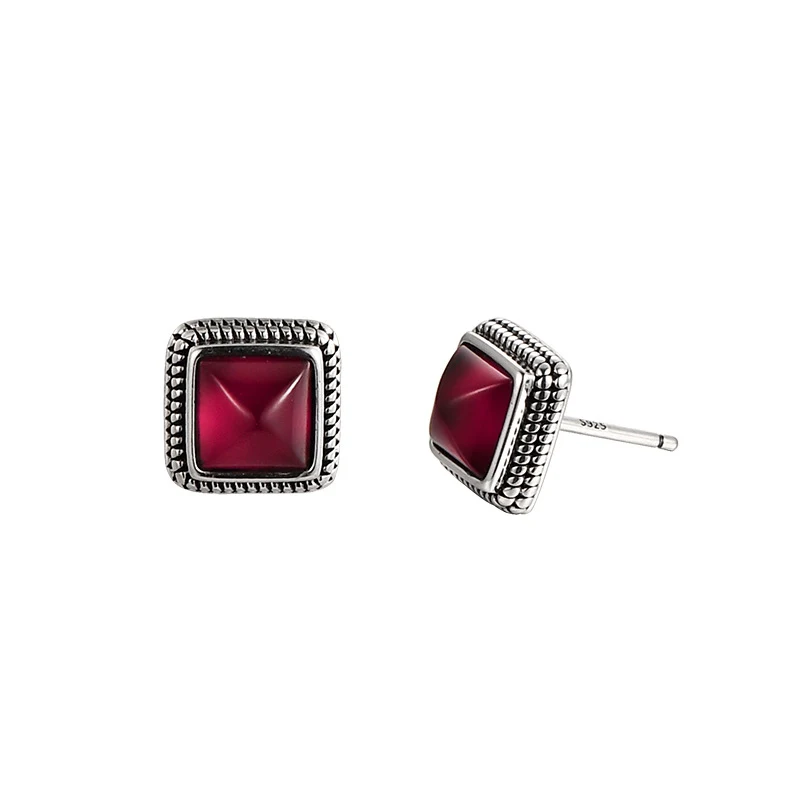 Pendientes de botón cuadrados geométricos simples de rubí estilo corte vintage plata S925, elegancia discreta para uso diario.