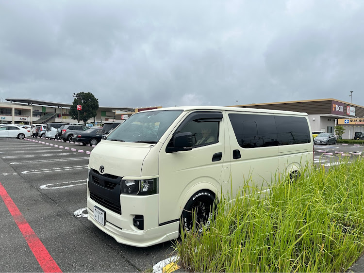 ハイエースバンのﾗｲﾄｲｴﾛｰ・S-GL・おデーツ・顔関係ない・ギズいやに関するカスタム事例の投稿画像2枚目