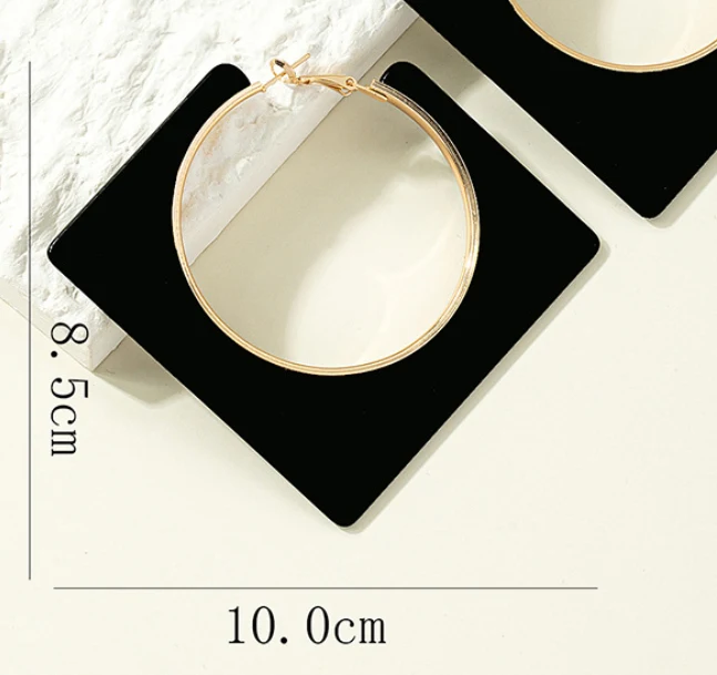Brincos femininos em formato de C quadrado e fashion. Adicione elegância e sofisticação ao seu visual diário com este acessório.