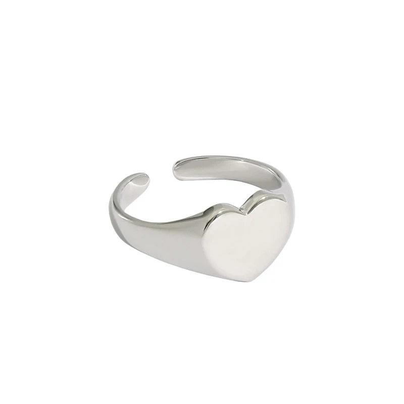 Sterling zilveren minimalistische hartvormige ring. Temperamentvol en veelzijdig, past overal bij. Een stijlvol accessoire voor elke dag.