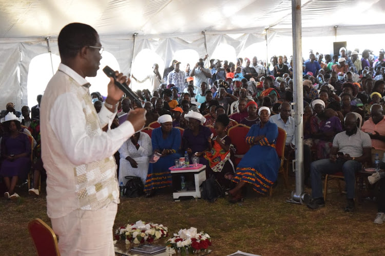 Ugunja MP Opiyo Wandayi addressing mourners at the burial of South Gem ward ODM candidate Nick Wanga on Friday