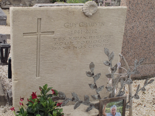 Stèle funéraire dans un cimetière de village