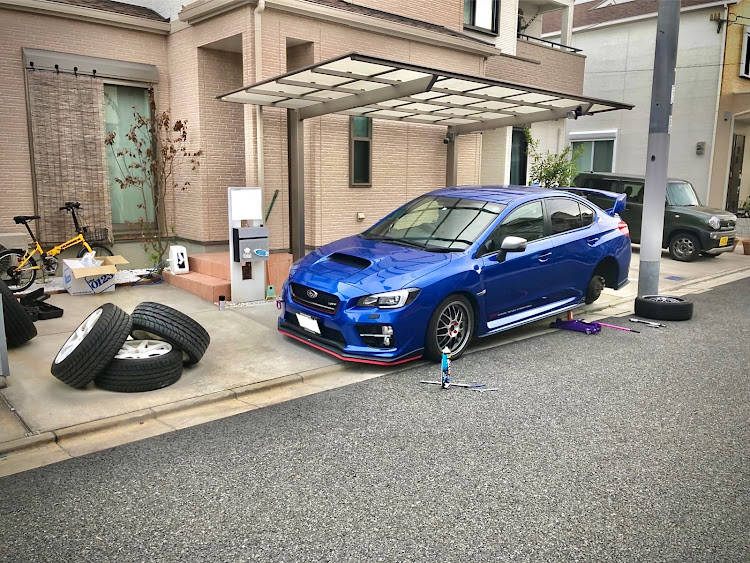 WRX S4のタイヤ、ホイール交換・大阪スバル守口店・車高アップ・新たなステージがアンロックされましたに関するカスタム事例の投稿画像4枚目