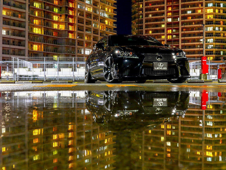 GSの黒光り・R35純正ホイール流用・梅雨・リフレクション・水溜りで遊ぼうに関するカスタム事例の投稿画像1枚目