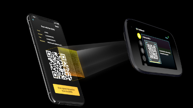 La caméra du portefeuille de cryptomonnaies Ngrave scanne un QR code sur un téléphone pour permettre le transfert sécurisé de bitcoins ou d'autres cryptomonnaies