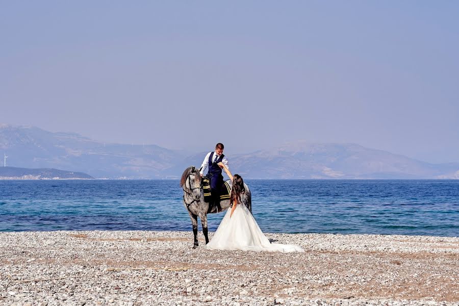 Wedding photographer Golfinos Kostas (golfinoskostas). Photo of 1 December 2023