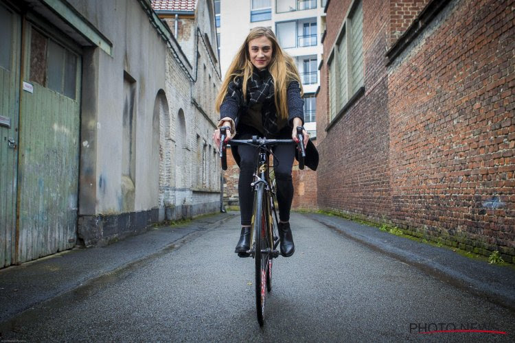 Omdat het eens iets anders is: Cameron Vandenbroucke koerst tegen paard en verliest nipt