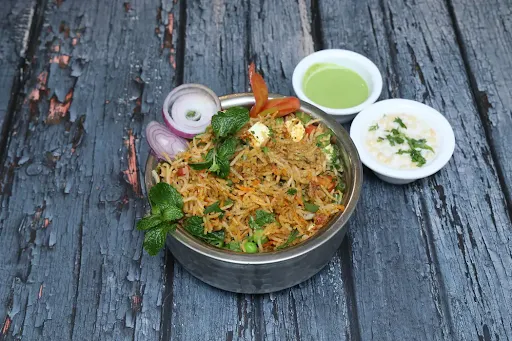 Veg Biryani With Raita