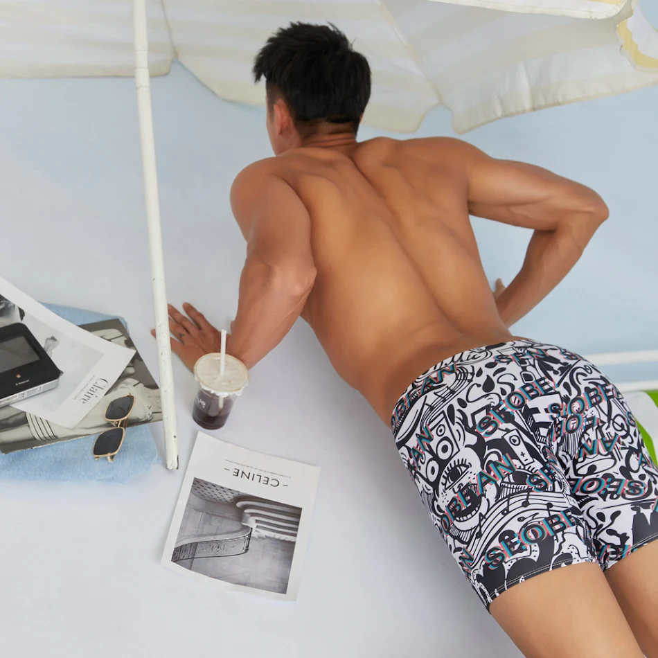 Short de bain homme Skinny Spa imprimé cinq points, coupe ajustée. Parfait pour la natation et un look moderne et confortable.