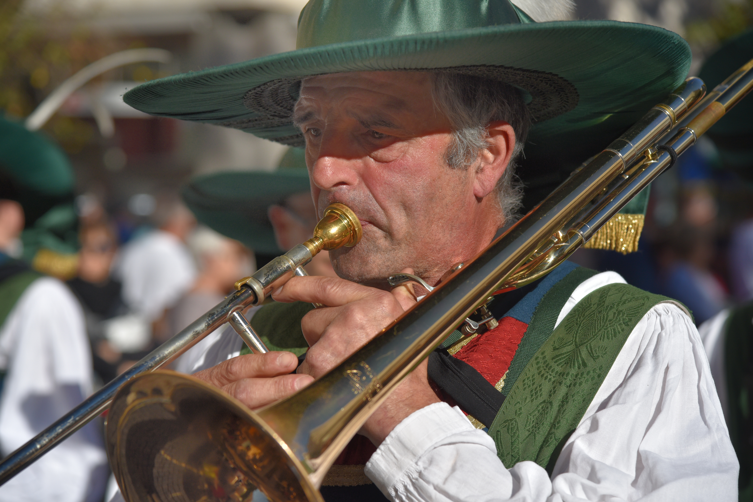 passa la banda di Isidoro. 