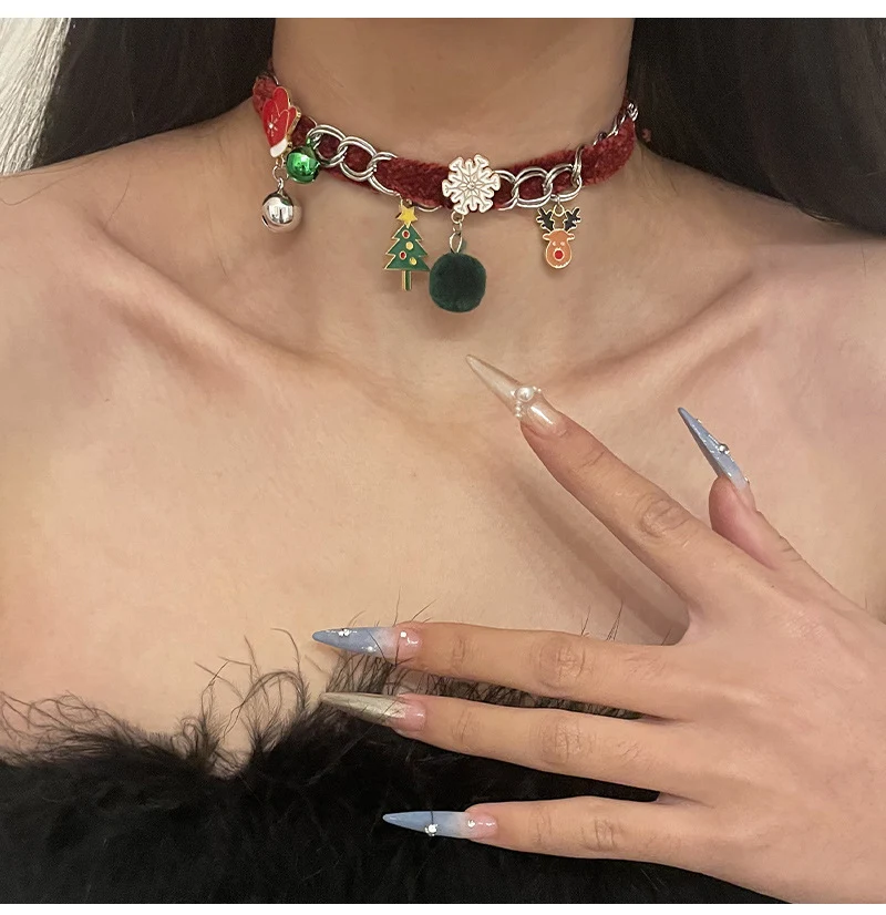 Title 6, Colar com pingente de árvore de Natal, sino, fl...