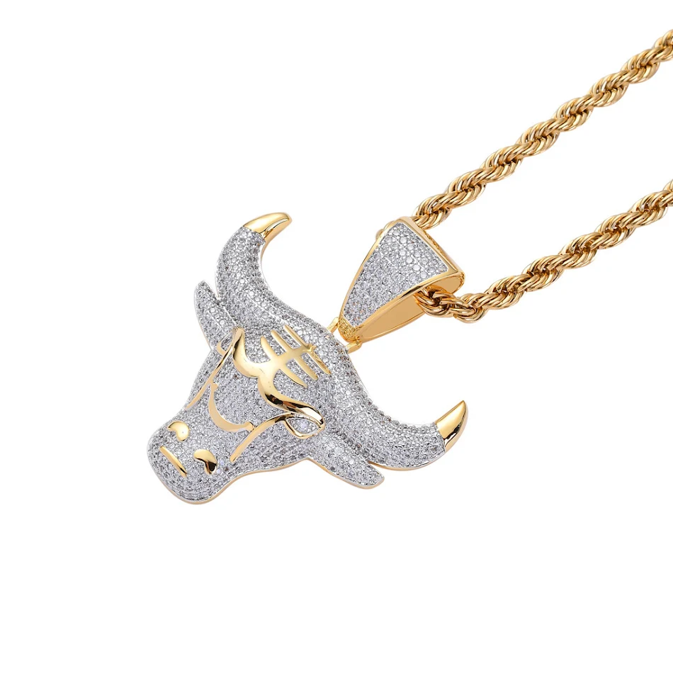 Trendy ketting met hanger van een stierenkopje met micro-ingezette zirkonia. Een stijlvolle en opvallende persoonlijkheidssieraad.