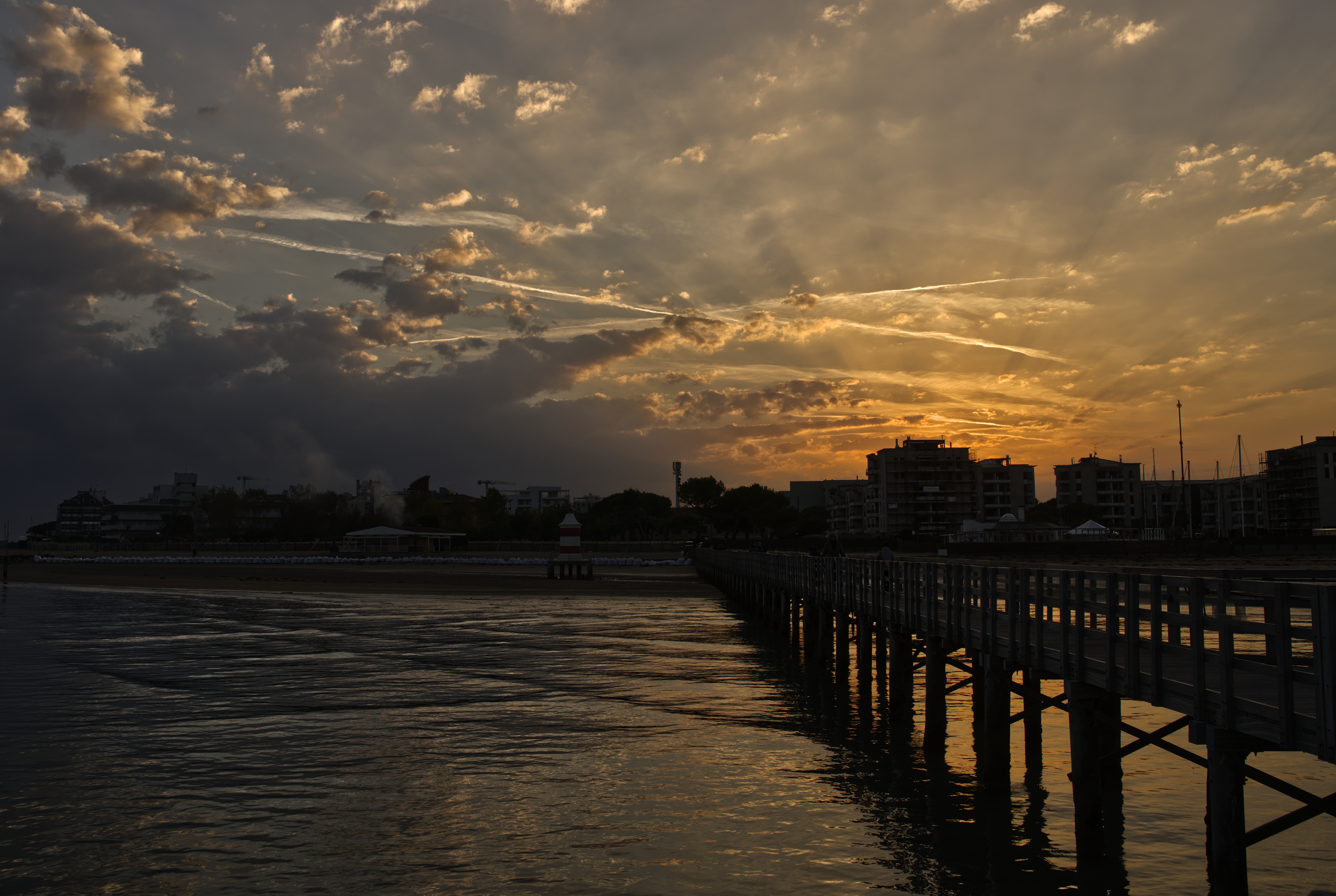 Tra spiaggia e mare, tra tramonto ed ora blu di galubio52