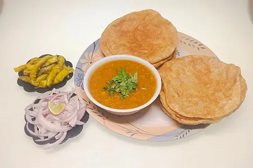 Chole [500 Ml] With 10 Poori And Salad