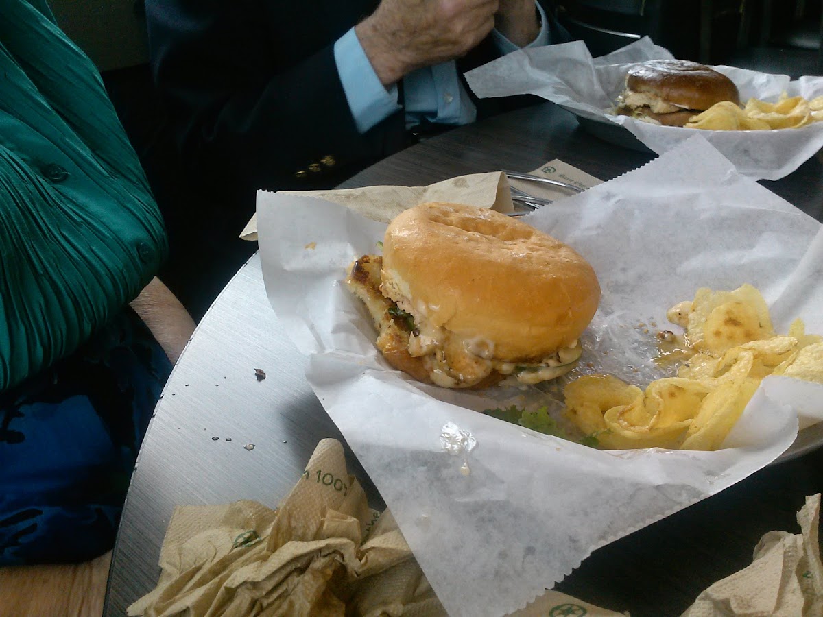 Gluten free buns are available.  The fries are NOT GF.  (Ignore the potato chips.  I brought my own 