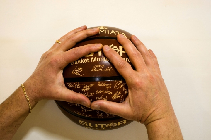 Le mani... sul Pallone di Basket di GLADIOLO