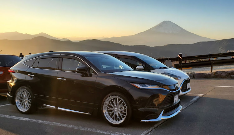 ハリアーのハリアー乗りと繋がりたい・富士山と愛車・大涌谷の駐車場に関するカスタム事例の投稿画像1枚目