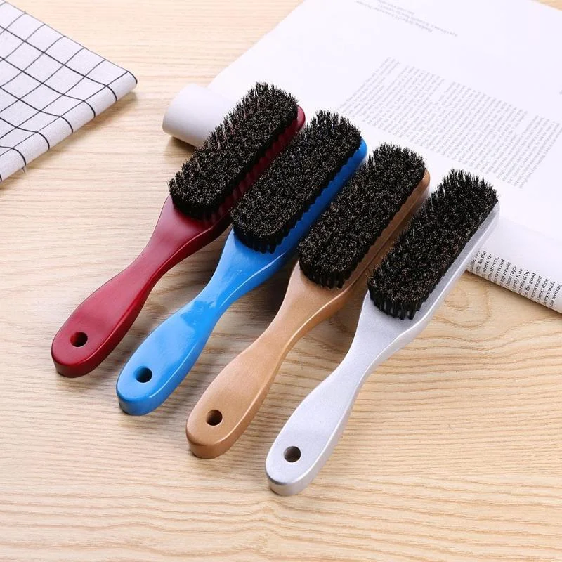 Houten haarborstel met ergonomische handgreep, ontwart en masseert de hoofdhuid voor gezond, glanzend haar. Geschikt voor dagelijks gebruik en alle haartypes.
