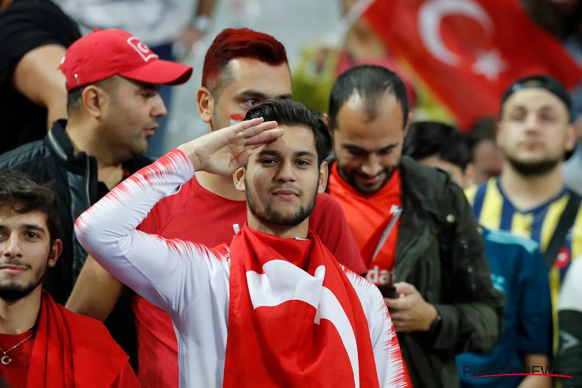 Une banderole pacifiste déployée lors de France-Turquie 