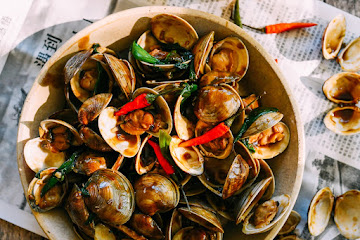 Spicy Stir-fried Thai Basil Clams