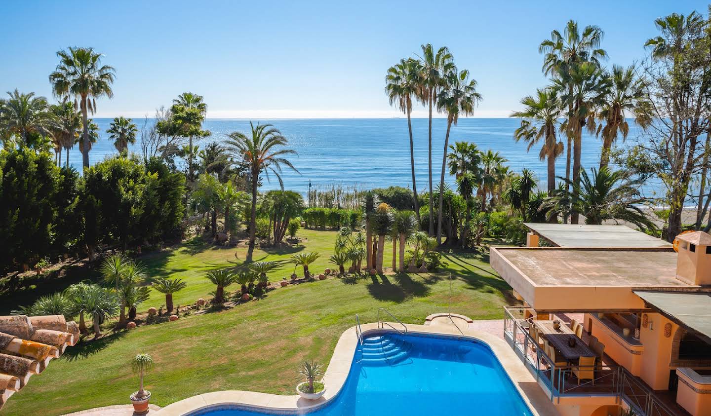 Villa with pool and garden Estepona