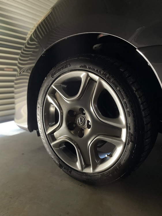 エスティマの275を余裕で飲み込む懐・野生味溢れた車・タイヤは太い方が良い・J数とはに関するカスタム事例の投稿画像7枚目