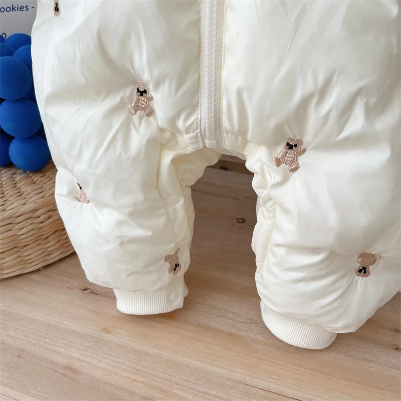 Baby winterjas van fluweel, gewatteerd, warm en zacht. Perfect om je kleintje warm en comfortabel te houden tijdens koude winterdagen.
