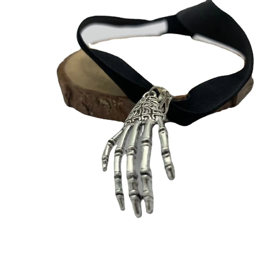 Ghost Claw Palm Retro Velvet Band ketting choker. Fluweelzachte choker met retro-design. Een uniek accessoire voor een stijlvolle uitstraling.