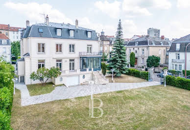 Hôtel particulier avec jardin 11