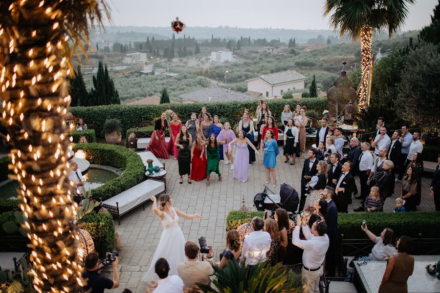 Wedding photographer Roberto Frignani (gli-imbucati). Photo of 12 October 2023