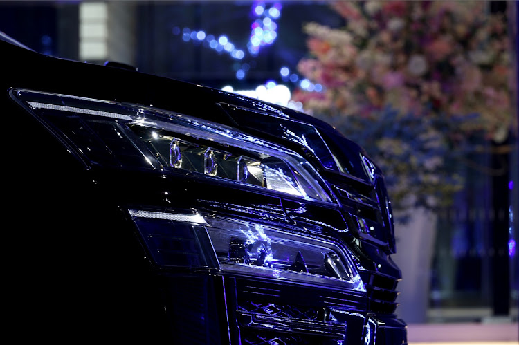 ヴェルファイアのTRDエアロ・ゴールデンアイズ・イルミネーションコラボ・イルミネーションと愛車・エクストレイルに関するカスタム事例の投稿画像6枚目