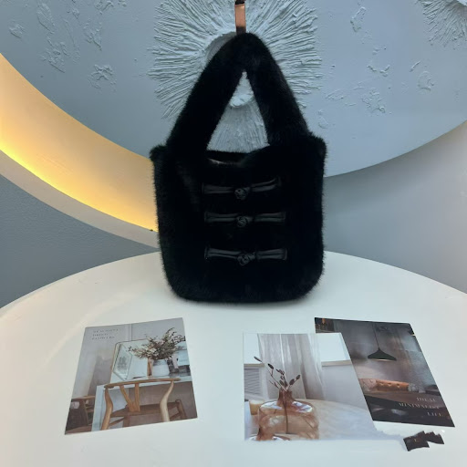 Title 1, Fashionable plush hand-carrying bag, fluffy and...