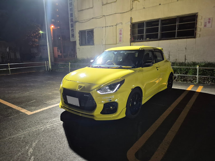 スイフトスポーツのチャンピオンイエロー・街灯の下の愛車・６月もよろしくお願いしますに関するカスタム事例の投稿画像3枚目