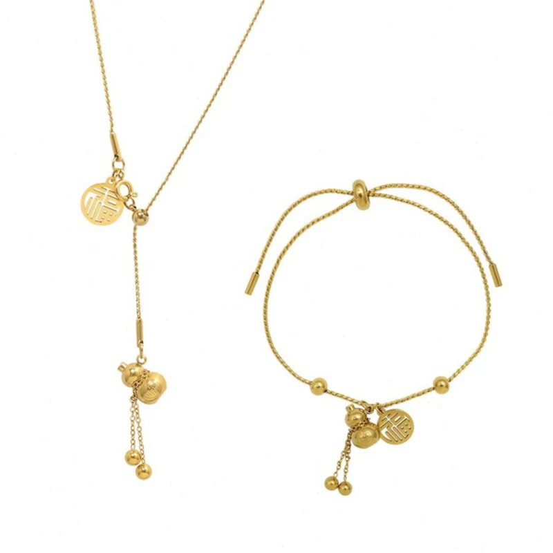 Brazalete con dije de calabaza bendita en oro de 18K, diseño elegante. Joyería que atrae buena suerte y ofrece un estilo sofisticado.
