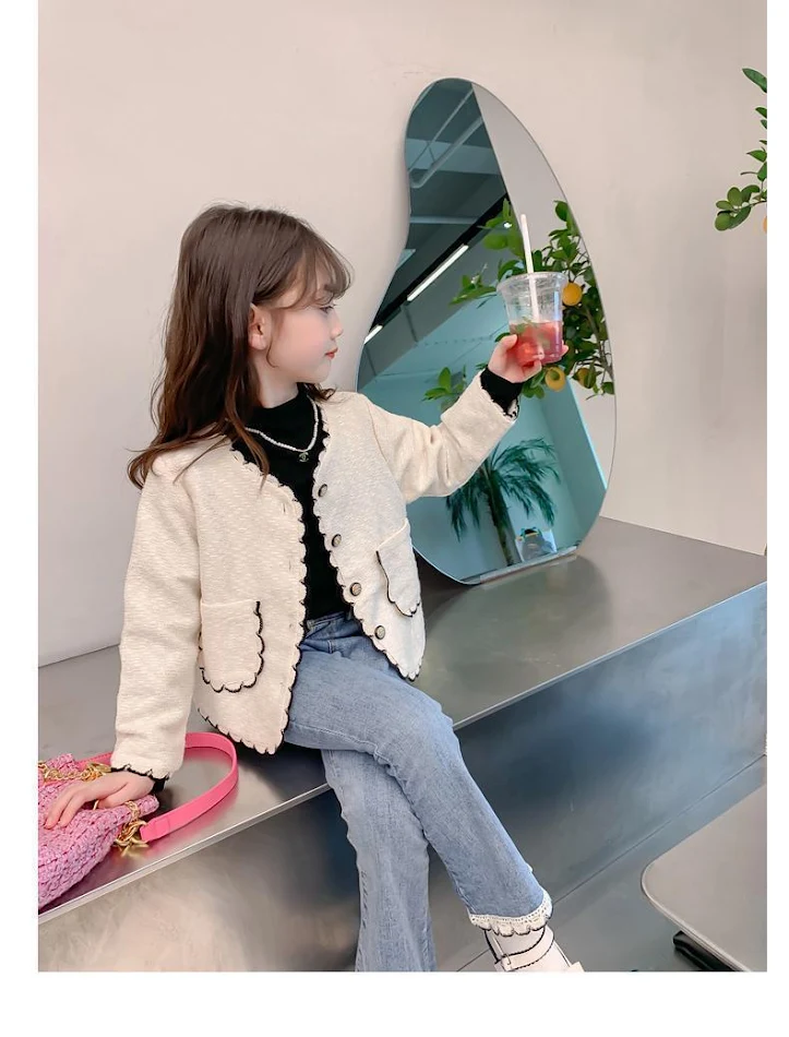 Abrigo para niña estilo Western y Chanel, elegante y moderno. Ideal para un look sofisticado y abrigado, perfecto para cualquier ocasión.