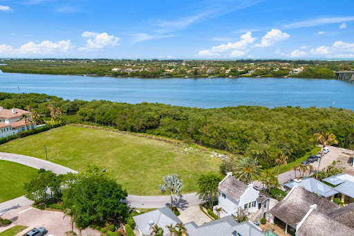 Vacant lot with water view in this luxury land for sale in Vero Beach ($525,000 - 1,093 m²)