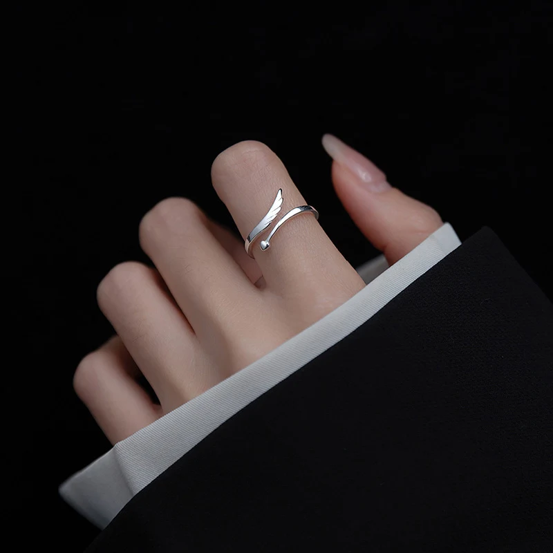 Hartvormige ring met engelvleugels, simpel en elegant. Perfect om liefde te tonen of als cadeau. Een subtiele manier om je gevoelens te uiten.