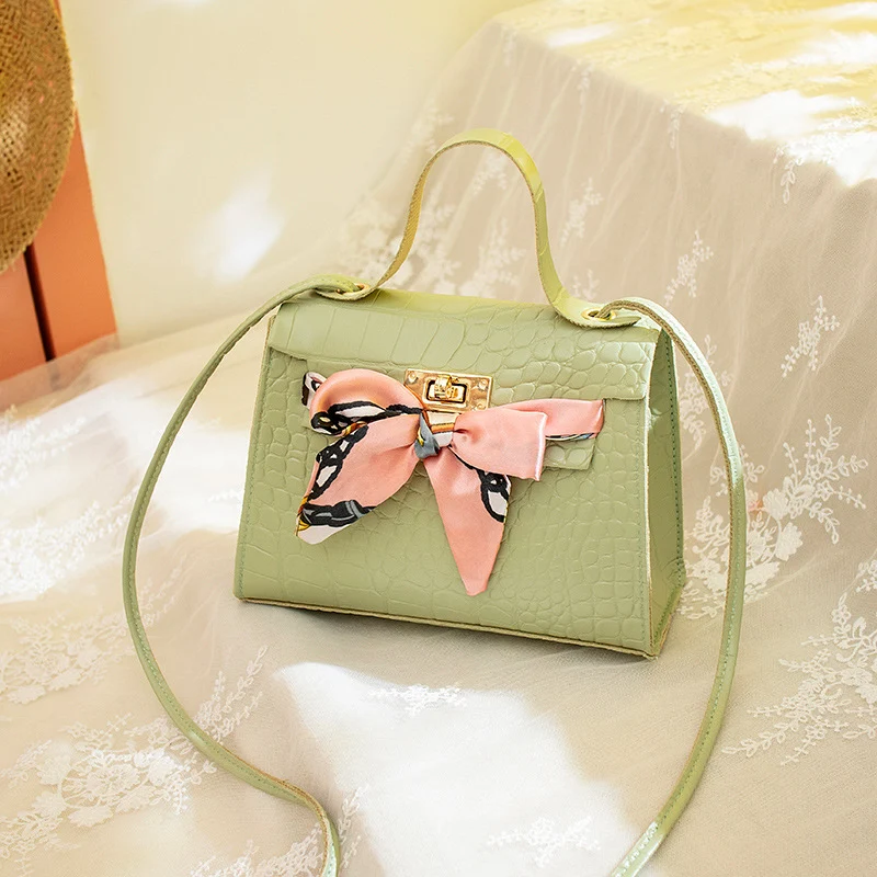 Fashion Lock Damen-Umhängetasche mit diagonalem Schnitt und One-Shoulder-Design. Stilvoll und praktisch für den täglichen Gebrauch. Bietet Sicherheit.