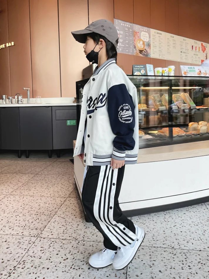 Pantalones deportivos holgados de hip hop versátiles con forro polar para comodidad y estilo urbano. Ideal para entrenar o relajarse.