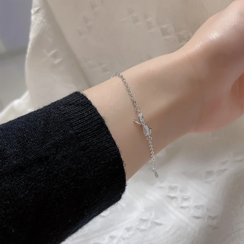 Bracelet noeud diamant personnalisé de luxe lumière froide pour petites amies, un bijou élégant et scintillant pour elle.