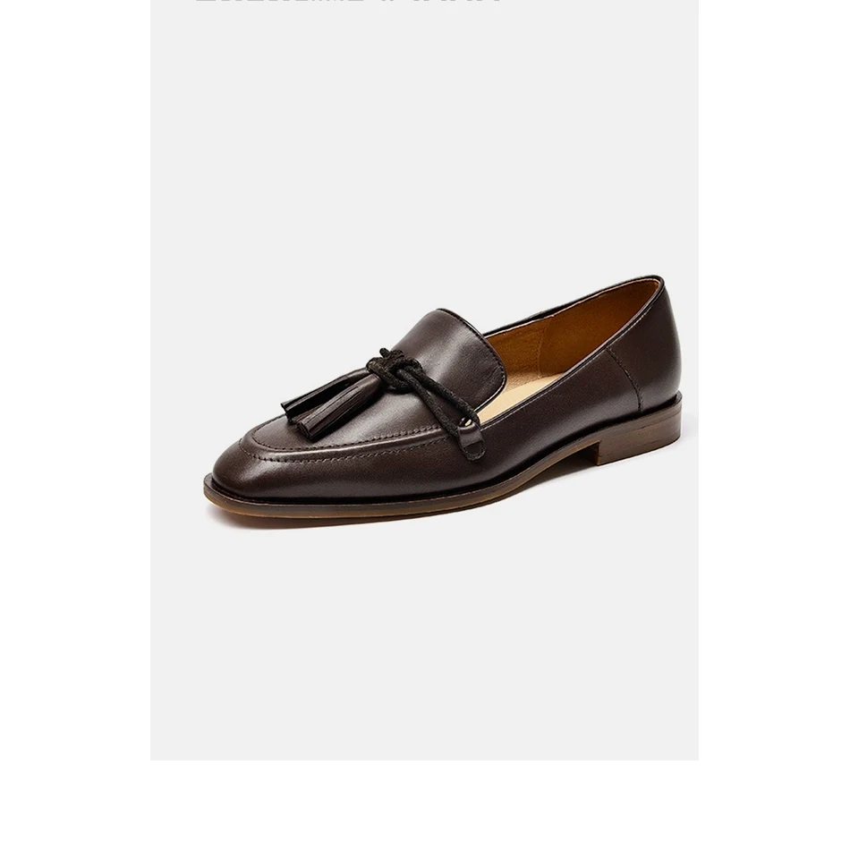 Zapatos británicos planos de tacón bajo de cuero ideales para comodidad y estilo. Disfruta de la elegancia atemporal en cada paso.