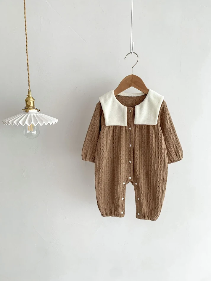 Baby-Jumpsuit mit süßem Bärenkopf-Design, zum Drehen. Bequemer Einteiler für Jungen und Mädchen. Kuschelig weich und ideal für Babys.